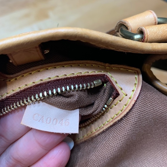 Louis Vuitton Batignolles Vertical - Picture 15 of 16